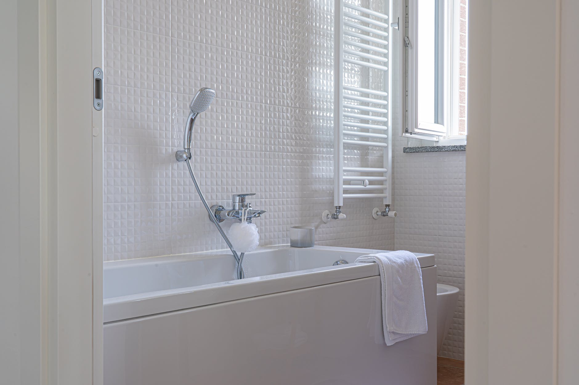 10 Best Tips For Smoothing Silicone Caulk With Rubbing Alcohol